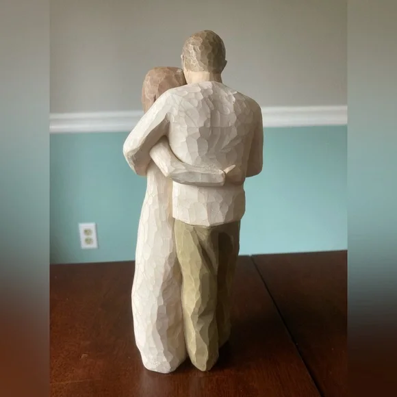 Family Figurine in Cream and TanWilliw Tree “Our Gift” Figurine - Picture 3 of 6